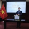 Đại sứ đặc mệnh toàn quyền Việt Nam tại LB Nga Đặng Minh Khôi quyên góp ủng hộ Quỹ vaccine phòng Covid-19. (Ảnh: Trần Hiếu/TTXVN)