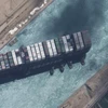 Tàu Ever Given bị mắc cạn tại Kênh đào Suez, Ai Cập, ngày 29/3/2021. (Ảnh: AFP/TTXVN)