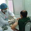 Tiêm vaccine phòng COVID-19 đợt 3 tại Trung tâm Kiểm soát bệnh tật tỉnh Trà Vinh. (Ảnh: Thanh Hòa/-TTXVN)