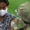 Nhân viên y tế tiêm vaccine phòng COVID-19 cho người dân tại Jakarta, Indonesia, ngày 1/7. (Ảnh: THX/ TTXVN)