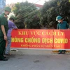 Lực lượng chức năng của tỉnh Hà Nam tiến hành lập chốt phong tỏa thôn 4, xã Thi Sơn, huyện Kim Bảng. (Ảnh: Nguyễn Chinh/TTXVN)