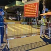 Lực lượng chức năng dựng chốt kiểm tra giao thông trên đường Lê Quang Định (phường 1, quận Gò Vấp, Tp. Hồ Chí Minh). (Ảnh: Hồng Giang/TTXVN)