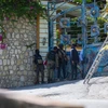 Binh sỹ gác bên ngoài hiện trường vụ ám sát Tổng thống Jovenel Moise tại Port-au-Prince, ngày 7/7/2021. (Ảnh: THX/ TTXVN)