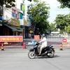 Phong tỏa, lập chốt gác kiểm soát người ra vào khu vực có trường hợp dương tính với SARS- CoV-2 tại Quảng Ngãi. (Ảnh: Lê Ngọc Phước/TTXVN)