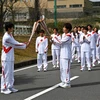 Các vận động viên tham gia lễ rước đuốc Olympic Tokyo 2020, tại Naraha, tỉnh Fukushima, Nhật Bản, ngày 25/3/2021. (Ảnh: AFP/ TTXVN)
