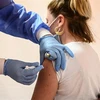 Tiêm vaccine ngừa COVID-19 tại Saint-Maur-des-Fossés, ngoại ô Paris, Pháp. (Ảnh: AFP/TTXVN)