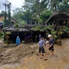 Người dân làm du lịch cộng đồng tại bản Cát Cát (Sa Pa) khắc phục hậu quả do mưa lũ gây ra. (Ảnh: Quốc Khánh/TTXVN) 