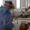 Nhân viên y tế điều trị cho bệnh nhân COVID-19 tại bệnh viện ở Cordoba, Argentina, ngày 6/7/2021. (Ảnh: AFP/TTXVN)