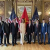 Đại sứ Việt Nam tại Hoa Kỳ Hà Kim Ngọc chụp ảnh lưu niệm với Phó Thống đốc bang Deidre Henderson và đại diện chính quyền bang Utah. (Ảnh: TTXVN phát)