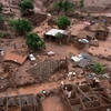 Bùn tràn ngập thị trấn Bento Rodrigues sau vụ vỡ đập. (Nguồn: AFP/TTXVN)