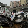Ôtô chất thành đống do bị mưa lũ cuốn trôi ở Trung Quốc