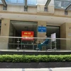 Lối vào Khu A - Toà nhà HELIOS Tower số 75 Tam Trinh, Hà Nội bị phong tỏa. (Ảnh: Hoàng Hiếu/TTXVN)