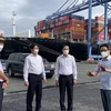 Phó Thủ tướng Chính phủ Vũ Đức Đam và đoàn công tác Trung ương kiểm tra tình hình phòng, chống dịch COVID-19 tại Cảng Quốc tế Tân Cảng-Cái Mép (TCIT). (Ảnh: Hoàng Nhị/TTXVN)
