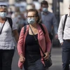 Người dân đeo khẩu trang phòng dịch COVID-19 khi đi trên đường phố ở London, Anh ngày 19/7/2021. (Ảnh: THX/TTXVN)