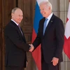 Tổng thống Mỹ Joe Biden (phải) và Tổng thống Nga Vladimir Putin (trái) trong cuộc gặp tại Geneva, Thụy Sĩ, ngày 16/6/2021. (Ảnh: AFP/TTXVN)