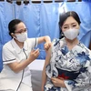 Nhân viên y tế tiêm vaccine ngừa COVID-19 cho người dân tại Tokyo, Nhật Bản ngày 25/6/2021. (Ảnh: AFP/TTXVN)