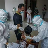 Nhân viên y tế lấy mẫu xét nghiệm COVID-19 tại Kuta, Bali, Indonesia, ngày 27/7/2021. (Ảnh: THX/TTXVN)