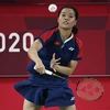VĐV cầu lông Nguyễn Thuỳ Linh thi đấu trong trận gặp đối thủ Thụy Sĩ Sabrina Jaquet tại Olymic Tokyo 2020 ngày 28/6/2021. (Ảnh: AFP/TTXVN)