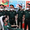 Thượng tướng Võ Minh Lương, Thứ trưởng Bộ Quốc phòng, Tổ trưởng Tổ công tác đặc biệt của Chính phủ đặt tại Thành phố Hồ Chí Minh, động viên các cán bộ, chiến sỹ, học viên tham gia hiến máu tình nguyện tại trường Sỹ quan Kỹ thuật Quân sự. (Ảnh: Xuân Khu/TT