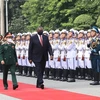 Đại tướng Phan Văn Giang, Bộ trưởng Quốc phòng và Bộ trưởng Quốc phòng Hoa Kỳ Lloyd Austin duyệt đội danh dự QĐND Việt Nam tại lễ đón. (Ảnh: Trọng Đức/TTXVN)