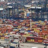 Container hàng hóa được xếp tại cảng ở Thâm Quyến, tỉnh Quảng Đông, Trung Quốc, ngày 22/6. (Ảnh: AFP/ TTXVN)