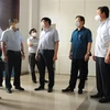 Bộ trưởng Bộ Y tế - Nguyễn Thanh Long khảo sát vị trí dự định đặt bệnh viện hồi sức 500 giường phục vụ điều trị người nhiễm COVID-19 nặng. (Ảnh: Bùi Giang/TTXVN)
