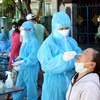 Lực lượng Y tế lấy mẫu test nhanh cho người dân trong khu vực nhà bệnh nhân sinh sống tại Quảng Nam. (Ảnh: Phước Tuệ/TTXVN)
