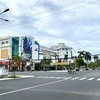Đường Nguyễn Huệ, thành phố Long Xuyên vắng người và phương tiện trong thời gian tỉnh áp dụng Chỉ thị 16. (Ảnh: Thanh Sang/TTXVN)