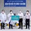 Đại diện Công ty Phú Long trao tặng Bệnh viện An Bình 5 chiếc máy thở chức năng cao MV2000 EVO5, trị giá 2,5 tỷ đồng. (Ảnh: Xuân Khu/TTXVN)