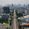 Tuyến đường dẫn tới trung tâm thủ đô Jakarta, Indonesia vắng vẻ khi Chính phủ áp đặt lệnh hạn chế nhằm ngăn ngừa sự lây lan của dịch COVID-19. (Ảnh: AFP/TTXVN)