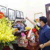 Chủ tịch Quốc hội Vương Đình Huệ thắp hương cố Chủ tịch Quốc hội Lê Quang Đạo. (Ảnh: Doãn Tấn/TTXVN)