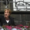 Thủ tướng Đức Angela Merkel phát biểu với báo giới trong chuyến thị sát làng Schuld, bang Rhineland-Palatinate, nơi xảy ra lũ lụt nghiêm trọng, ngày 18/7. (Ảnh: AFP/TTXVN)