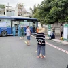 Người dân Thành phố Hồ Chí Minh xếp hàng mua sắm tại xe buýt bán hàng bình ổn. (Ảnh: TTXVN phát)