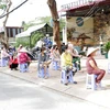 Người dân phường Cái Khế (quận Ninh Kiều) xếp hàng chờ lấy mẫu xét nghiệm. (Ảnh: Trung Kiên/TTXVN)