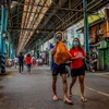 Người dân đeo khẩu trang và tấm chắn nhằm ngăn chặn sự lây lan của dịch COVID-19 khi mua sắm tại một khu chợ ở Manila, Philippines ngày 16/8/2020. (Ảnh: THX/TTXVN)