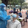 Test nhanh SARS-CoV-2 cho người dân tại Bình Định (Ảnh: Nguyên Linh/TTXVN)