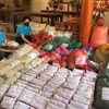 Hội viên phụ nữ trên địa bàn tỉnh Thanh Hóa quyên góp, ủng hộ lương thực thực phẩm để tổ chức nấu cơm phát miễn phí nhằm chia sẻ khó khăn với những người đang cách ly tập trung. (Ảnh TTXVN phát)