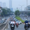 Người dân di chuyển trên đường phố Hà Nội trong thời gian giãn cách. (Ảnh: Tuấn Anh/TTXVN)