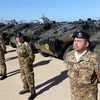 Binh sỹ Italy bên các thiết bị quân sự tại lễ chuyển giao quyền tiếp quản cho Libya tại căn cứ quân sự ở Tripoli. (Ảnh: AFP/TTXVN)