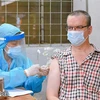 Người nước ngoài sinh sống, học tập, làm việc tại Thành phố Hồ Chí Minh tiêm vaccine trong đợt tiêm vaccine đầu tháng 8. (Ảnh: Xuân Khu/TTXVN)