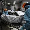 Nhân viên y tế chuyển thi thể bệnh nhân COVID-19 tại nhà xác bệnh viện Thammasat ở tỉnh Pathum Thani, ngoại ô Bangkok, Thái Lan ngày 4/8. (Ảnh: AFP/TTXVN)