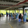 Tiêm vaccine phòng COVID-19 cho công nhân làm việc tại Khu chế xuất Tân Thuận. (Ảnh: Thanh Vũ/TTXVN)