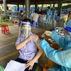 Công nhân Công ty trách nhiệm hữu hạn Kakusho Metal Việt Nam tại Khu chế xuất Tân Thuận tiêm vaccine phòng COVID-19 ngày 15/8. (Ảnh: TTXVN phát)