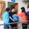 Chủ tịch Ủy ban Mặt trận Tổ quốc Việt Nam thành phố Hà Nội Nguyễn Lan Hương trao quà cho sinh viên tại các khu ở trọ. (Ảnh: Nguyễn Thắng/TTXVN)