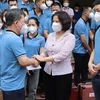 Chủ tịch UBND tỉnh Bắc Ninh Nguyễn Hương Giang động viên lực lượng tham gia hỗ trợ chống dịch. (Ảnh: Thanh Thương/TTXVN)