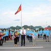 Phó Chủ tịch UBND tỉnh Sơn La Nguyễn Thành Công tặng hoa Đoàn cán bộ y tế tham gia hỗ trợ chống dịch COVID-19 tại Thành phố Hồ Chí Minh. (Ảnh: Quang Quyết/TTXVN)