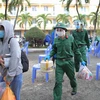 Lực lượng bộ đội giúp người dân di dời đồ đạc về ở tại Nhà nghỉ Công đoàn Thanh Đa. (Ảnh: Thanh Vũ/TTXVN)