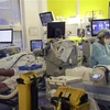 Nhân viên y tế điều trị cho bệnh nhân COVID-19 tại một bệnh viện ở London, Anh. (Ảnh: AFP/TTXVN)