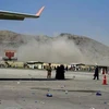 Khói bốc lên gần hiện trường vụ nổ ở sân bay Kabul, nơi đang diễn ra hoạt động sơ tán gấp rút công dân các nước khỏi Afghanistan, ngày 26/8/2021. (Ảnh: THX/TTXVN)