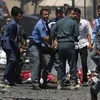 Chuyển người bị thương trong vụ nổ nghi là đánh bom liều chết bên ngoài sân bay quốc tế ở Kabul, Afghanistan ngày 26/8/2021. (Ảnh: Aljazeera/TTXVN)